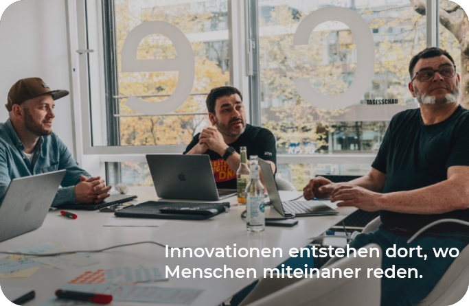 Drei Teammitglieder von brickfox am Tisch versammelt