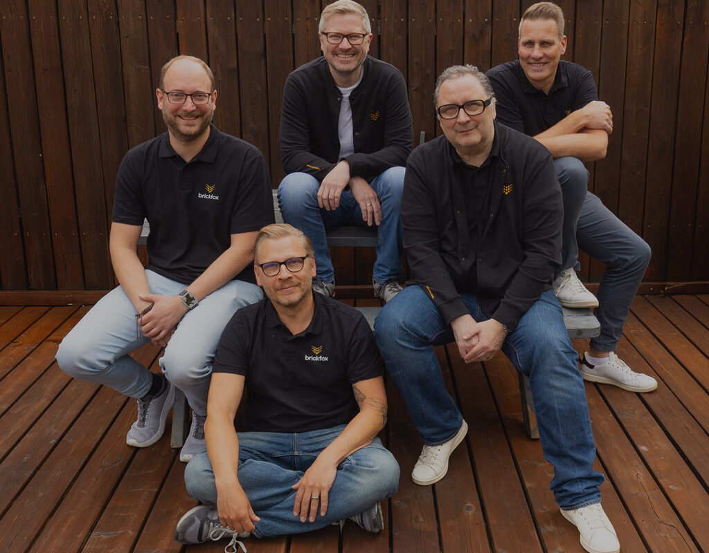 Das Führungsteam von brickfox sitztz zusammen.