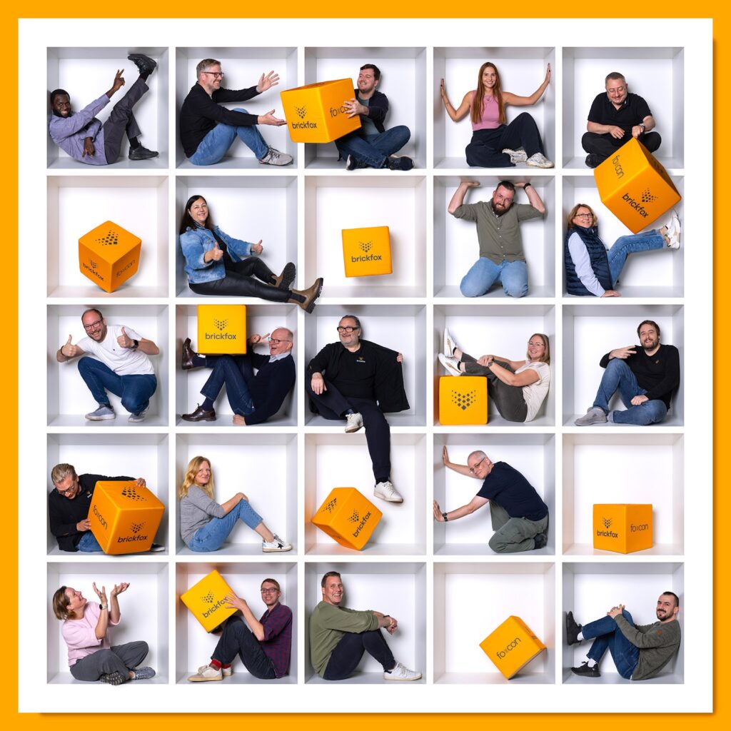 Das Team von brickfox sitzt in einzelnen Boxen .