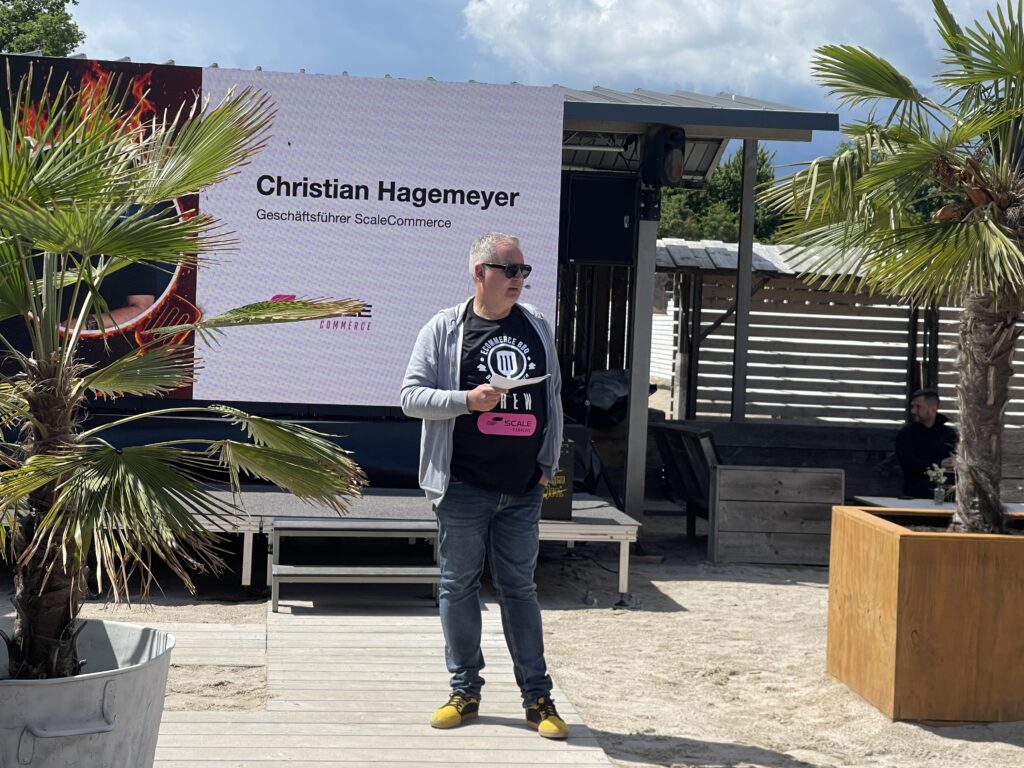 Christian Hagemeyer begrüßt die Besucher zwischen Palmenkübel.